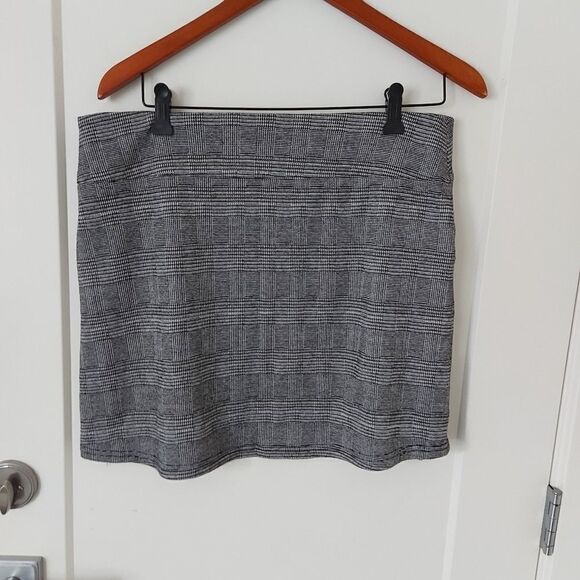 MOTION ATHLETIC SKIRT  - Picture 2 of 4